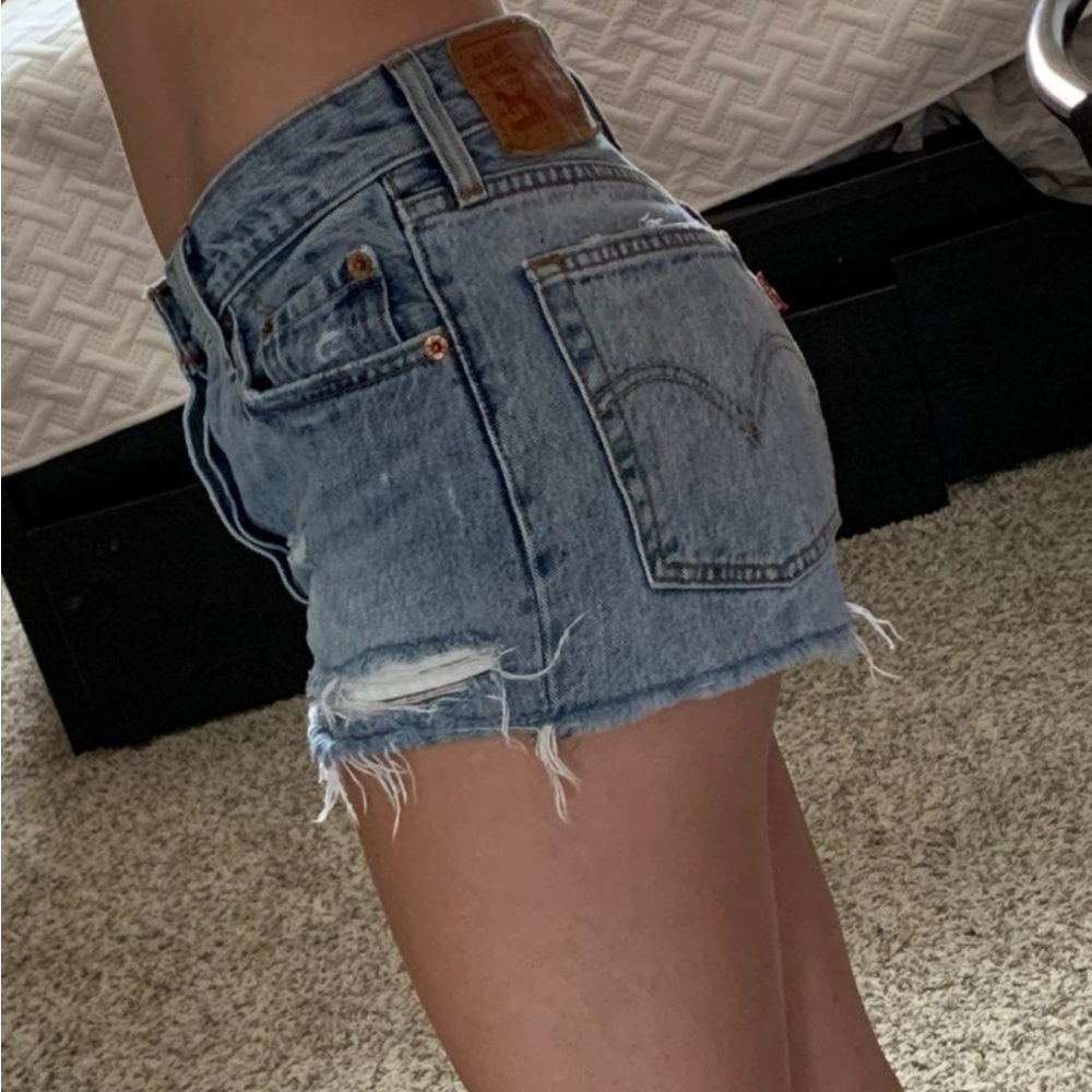 Levi’s 501 shorts size 25. Light denim. Button up fly. High waisted - Picture 13 of 13